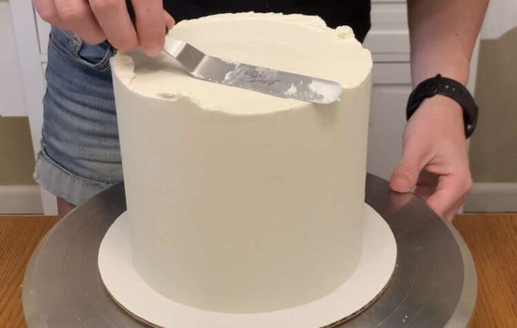 Frost a cake w smooth buttercream - smoothing top edge 2